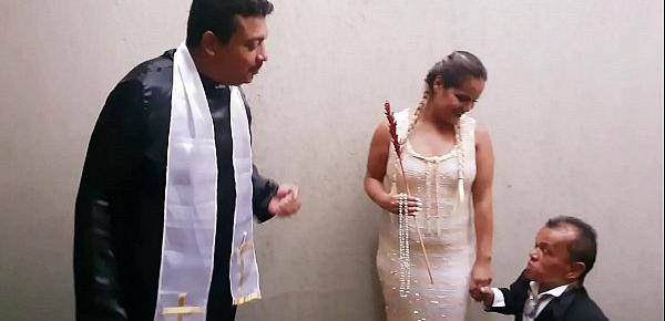  Casamento da Paty Bumbum com o anão mais famoso da televisão brasileira Zezinho Teves . Na lua de mel me judiou no anal mas me fez gozar gostoso. ( trailer - Best Seller )